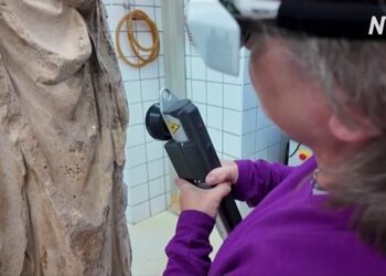 Лазерне «омолодження» статуй: як реставратори в Луврі оновлюють скульптури (ВІДЕО)