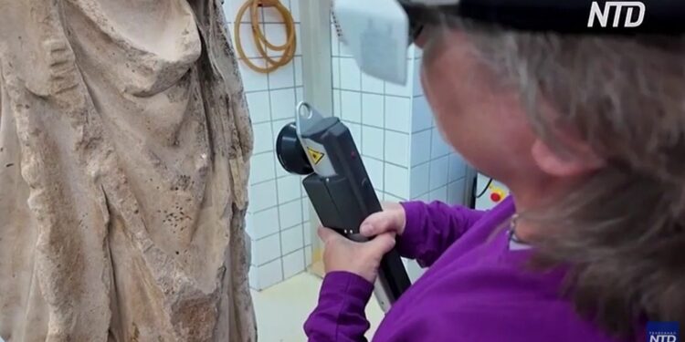 Лазерне «омолодження» статуй: як реставратори в Луврі оновлюють скульптури (ВІДЕО)