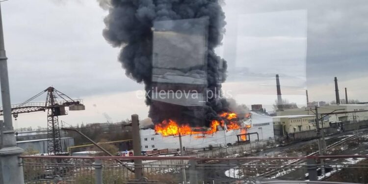 У Новосибірську горів завод електроніки (ВІДЕО)