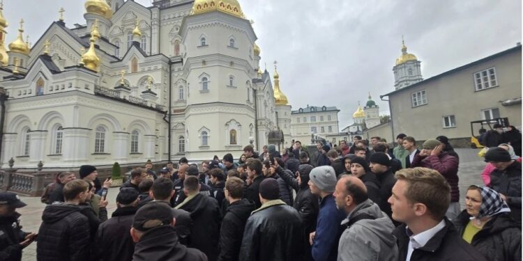 Поліція і СБУ прийшли з обшуками до Почаївської лаври на Тернопільщині – прихильники УПЦ МП влаштували провокації (ВІДЕО)