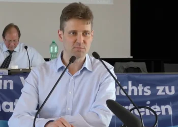  «Альтернатива для Німеччини» виключила свого члена, який таємно їздив у РФ на з’їзд ультраправих