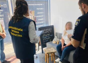 Наживалися на сиротах і ховалися за ними – на Миколаївщині викрили ексчиновницю у справах дітей