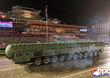 Кім Чен Ин теж провів парад – показав “ядерно-стратегічну”  ракету, від якої “не сховаються ніде у США” (ФОТО, ВІДЕО)