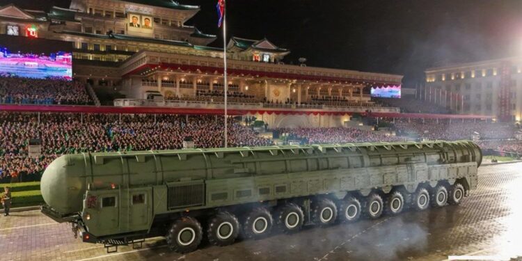 Кім Чен Ин теж провів парад – показав “ядерно-стратегічну” ракету, від якої “не сховаються ніде у США” (ФОТО, ВІДЕО)
