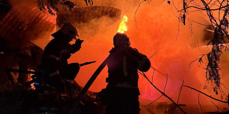 У Миколаєві знову горіли пластикові сміттєві контейнери – які ще пожежі гасили протягом доби