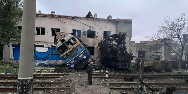 Вночі росіяни вдарили по депо Укрзалізниці в Одесі, поранений машиніст (ФОТО)