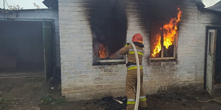 За добу на Миколаївщині ліквідовано 5 пожеж, переважно – в житлі (ФОТО)