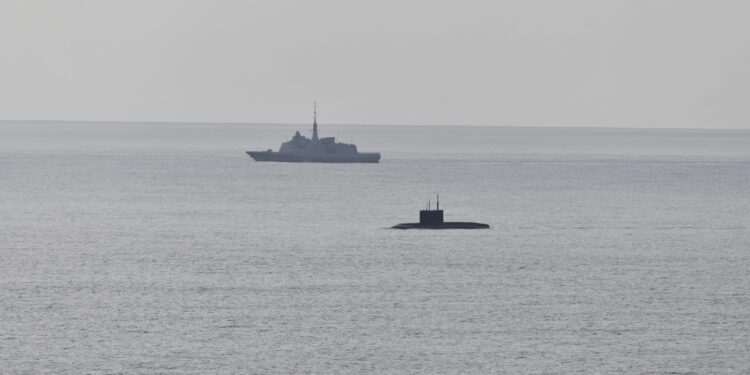 Біля берегів Франції сплив підводний човен РФ. Ймовірно, через аварію