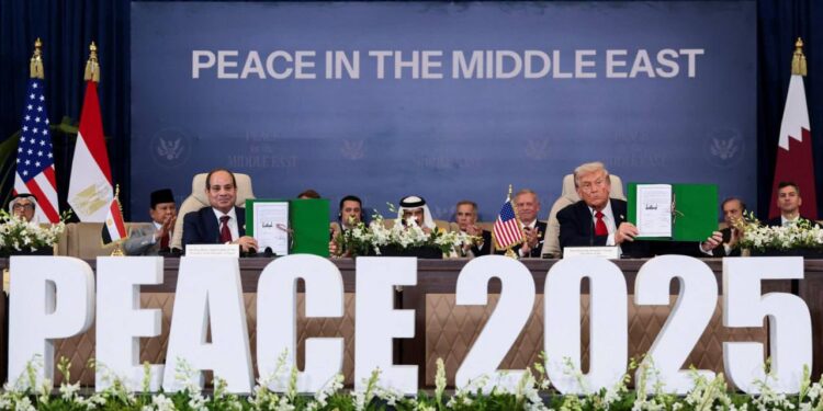 Трамп першим підписав мирну угоду щодо Гази і заявив, що війна тривала 3000 років (ВІДЕО)