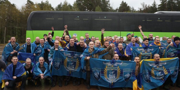 Наші вдома! В результаті обміну Україна повернула з російського полону 205 наших людей – військових і цивільних (ФОТО)