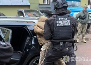 Тернопільські поліцейські затримали групу військовослужбовців, причетних до катування людей та майнових злочинів (ФОТО, ВІДЕО)