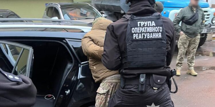Тернопільські поліцейські затримали групу військовослужбовців, причетних до катування людей та майнових злочинів (ФОТО, ВІДЕО)