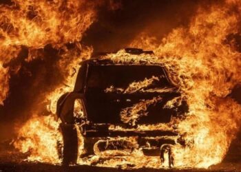 У Миколаєві рецидивісту, який спалив авто військовослужбовця, дали 6 років вʼязниці – показання проти нього дала співучасниця, на якій не одружились