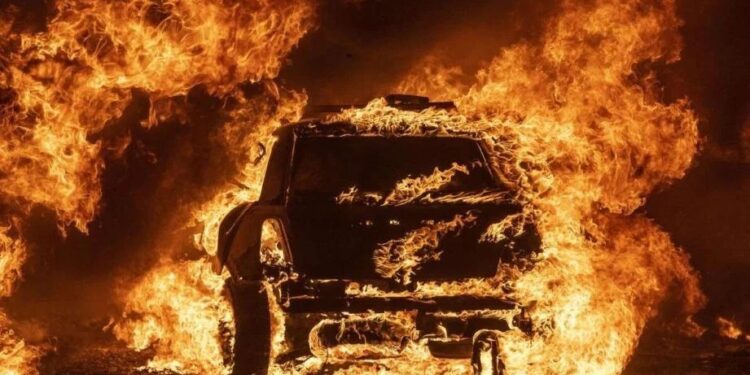 У Миколаєві рецидивісту, який спалив авто військовослужбовця, дали 6 років вʼязниці – показання проти нього дала співучасниця, на якій не одружились