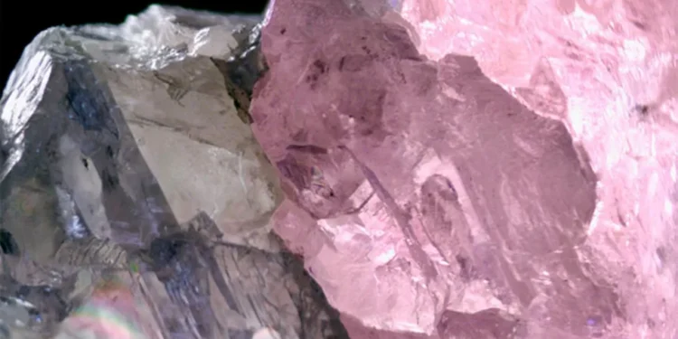 У Ботсвані знайшли рідкісний двоколірний алмаз на 37,41 карата (ФОТО)