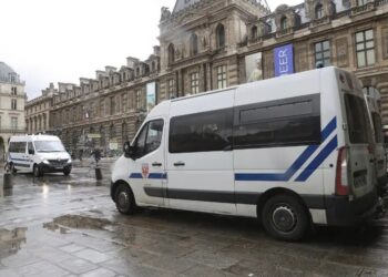 Лувр пограбували – протягом 7 хвилин вкрадено безцінні коштовності