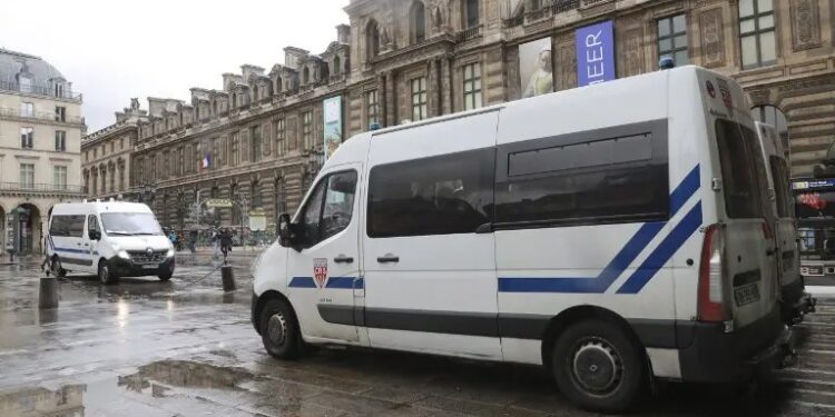 Лувр пограбували – протягом 7 хвилин вкрадено безцінні коштовності