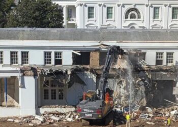 Трамп зніс частину Білого дому – буде будувати бальну залу (ФОТО)