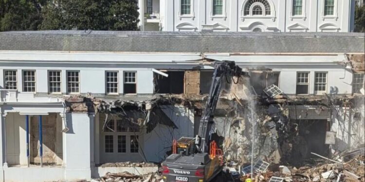 Трамп зніс частину Білого дому – буде будувати бальну залу (ФОТО)