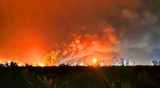 В Угорщині та Румунії раптом загорілися НПЗ, які переробляють російську нафту