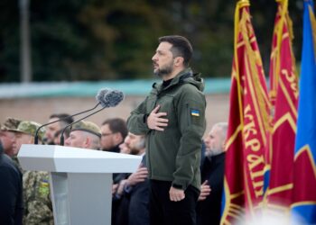 Державні нагороди, бойові прапори і стрічки почесний найменувань – Зеленський відзначив захисників і захисниць (ФОТО)