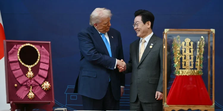 Король світу. Південна Корея зустріла Трампа короною і проханням (ВІДЕО)