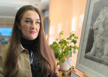 Перша персональна – у Миколаєві відкрилась виставка Олени Коркішко «Барви та лінії» (ФОТО)