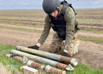 На полях Миколаївщини виявили касетний боєприпас та некеровані авіаційні ракети (ФОТО)