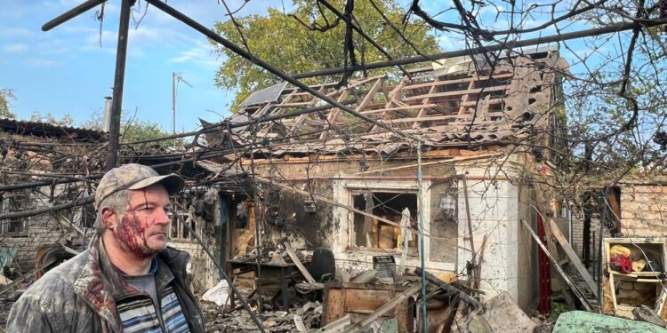 Вранці ворог вдарив по Херсону, по будинках, є поранені (ФОТО)