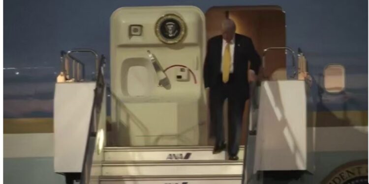 Трамп прибув до Японії в рамках азійського турне (ВІДЕО)