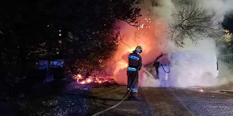 У Миколаєві горів гараж, авто і сміттєві контейнери