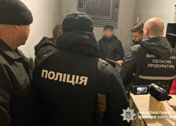 Вимагали гроші в утриманців СІЗО: у Миколаєві поліцейські викрили групу зловмисників та повідомили їм про підозри (ФОТО)
