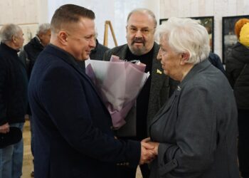 Мистецтво, народжене душею: у Миколаєві відкрили виставку Тетяни Купцової (ФОТО)