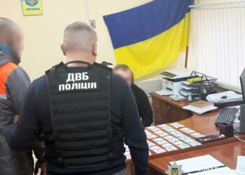 Намагався за хабар у 9,4 тис.грн. повернути вилучений автомобіль – на Миколаївщині затримали чоловіка за підкуп правоохоронця (ФОТО)