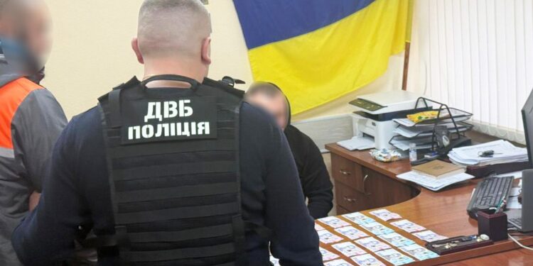 Намагався за хабар у 9,4 тис.грн. повернути вилучений автомобіль – на Миколаївщині затримали чоловіка за підкуп правоохоронця (ФОТО)