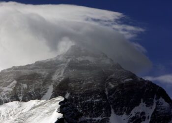 Майже 1000 туристів заблоковані на тибетській стороні Евересту через снігову бурю