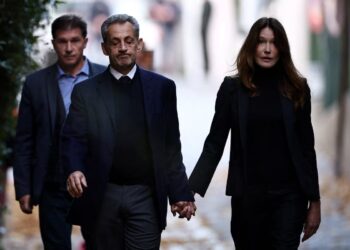 Проводи експрезидента Франції Саркозі до в’язниці перетворилися на політичну виставу (ФОТО, ВІДЕО)