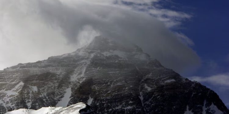 Майже 1000 туристів заблоковані на тибетській стороні Евересту через снігову бурю
