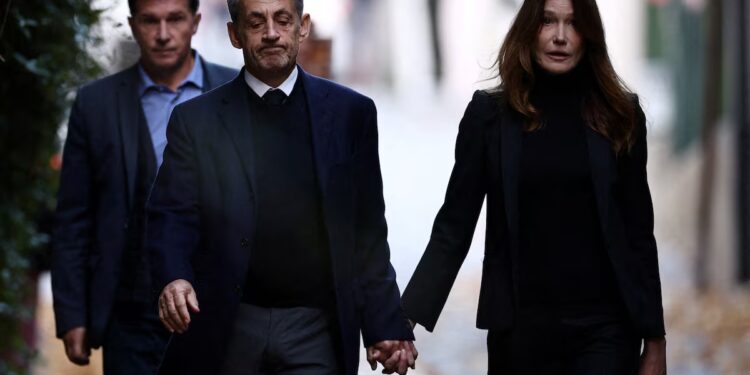 Проводи експрезидента Франції Саркозі до в’язниці перетворилися на політичну виставу (ФОТО, ВІДЕО)