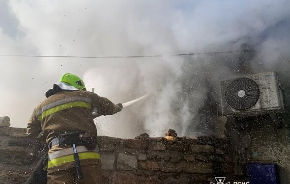Протягом доби на Миколаївщині загасили 4 пожежі та врятували пенсіонера (ФОТО)