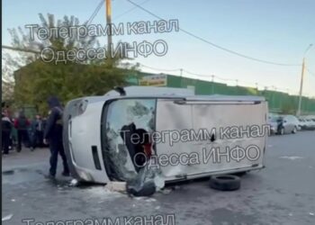 В Одесі на 7 кілометрі перекинули і розгромили бус ТЦК (ВІДЕО)