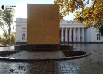 В Одесі пам’ятник Пушкіну закрили дерев’яними щитами, але про демонтаж поки не йдеться, і ось чому (ФОТО, ВІДЕО)