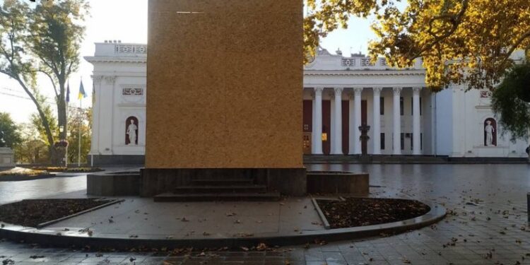 В Одесі пам’ятник Пушкіну закрили дерев’яними щитами, але про демонтаж поки не йдеться, і ось чому (ФОТО, ВІДЕО)
