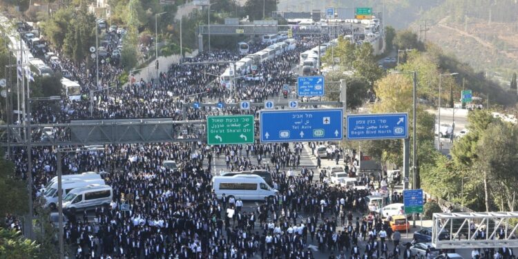В Ізраїлі пройшов масштабний мітинг “ухилянтів” – проти мобілізації протестували ультраортодоксальні євреї (ФОТО, ВІДЕО)