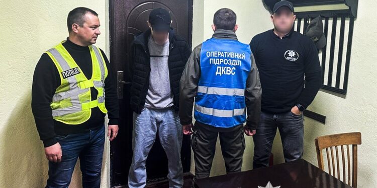 Продавав неіснуючу сільгосптехніку з камери виправної колонії: на Миколаївщині поліцейські викрили засудженого шахрая