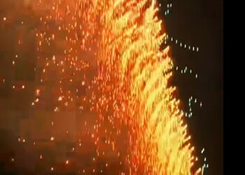 Зіпсоване свято. У Китаї шоу дронів обернулося вогняним дощем на глядачів (ВІДЕО)