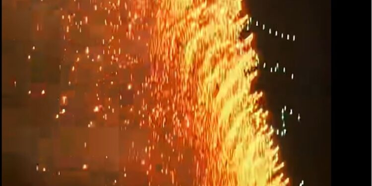 Зіпсоване свято. У Китаї шоу дронів обернулося вогняним дощем на глядачів (ВІДЕО)