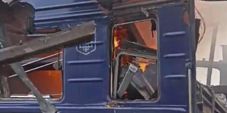 Ворог атакував поїзд на вокзалі у Шостці – 30 постраждалих