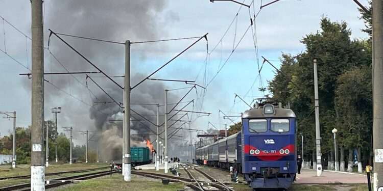 Внаслідок ворожого удару по Шостці підбиті 2 потяги, серед постраждалих 3 дітей (ФОТО)