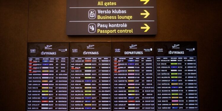 Аеропорт у Вільнюсі закривали через 25 повітряних куль з Білорусі
